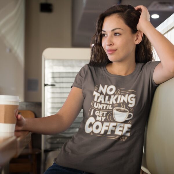 Tričko s potiskem "No Talking Until I Get My Coffee" – Káva na prvním místě! - Unisex tričko z těžké bavlny