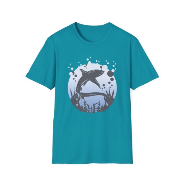 Plážové tričko s potiskem žraloka "Ocean Shark" - Unisex Softstyle - Image 8