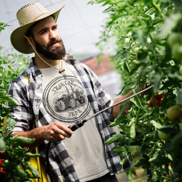 Farmářské tričko "Traktor jede" – Vůně zorané půdy a pocit hrdosti na každou odvedenou práci!  Unisex Softstyle