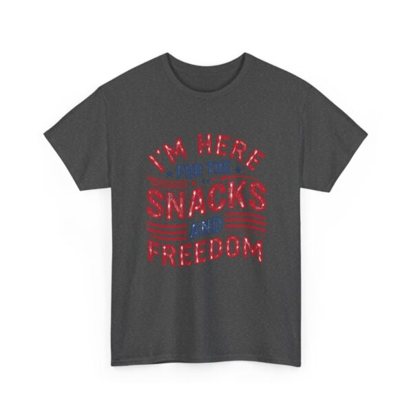 “I’m Here for the Snacks and Freedom” - Život na plné občerstvení! Unisex tričko z těžké bavlny s potiskem