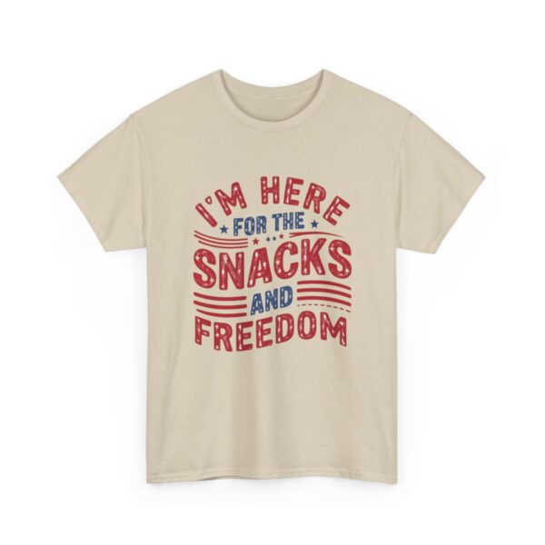 “I’m Here for the Snacks and Freedom” - Život na plné občerstvení! Unisex tričko z těžké bavlny s potiskem