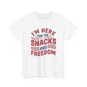 “I’m Here for the Snacks and Freedom” - Život na plné občerstvení! Unisex tričko z těžké bavlny s potiskem