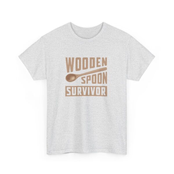 “Wooden Spoon Survivor” - Hrdý přeživší dřevěné vařečky - Unisex tričko z těžké bavlny s potiskem