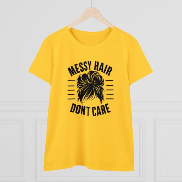 “Messy Hair, Don’t Care” - Pohodlný styl bez starostí - Dámské bavlněné tričko střední gramáže s potiskem