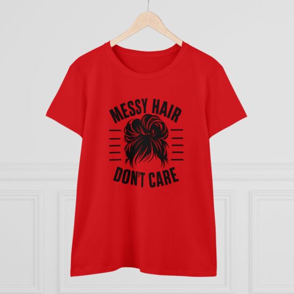 “Messy Hair, Don’t Care” - Pohodlný styl bez starostí - Dámské bavlněné tričko střední gramáže s potiskem