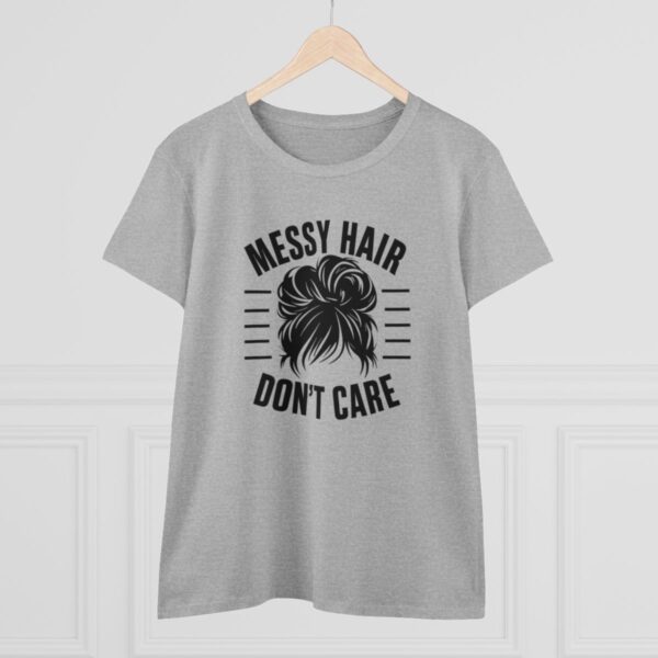 “Messy Hair, Don’t Care” - Pohodlný styl bez starostí - Dámské bavlněné tričko střední gramáže s potiskem