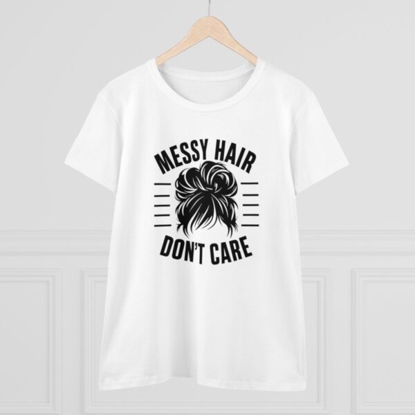 “Messy Hair, Don’t Care” - Pohodlný styl bez starostí - Dámské bavlněné tričko střední gramáže s potiskem