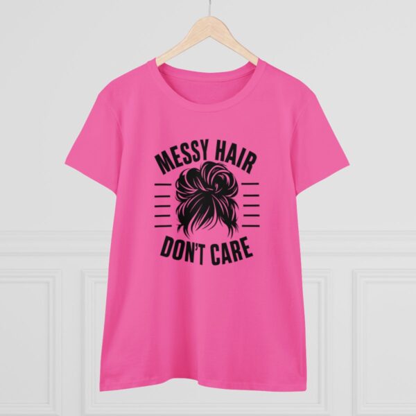 “Messy Hair, Don’t Care” - Pohodlný styl bez starostí - Dámské bavlněné tričko střední gramáže s potiskem