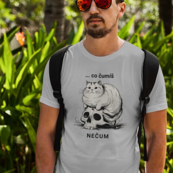 Tričko s potiskem "Co čumíš, nečum" – Kočka, lebka a trocha drsného humoru! Unisex Softstyle