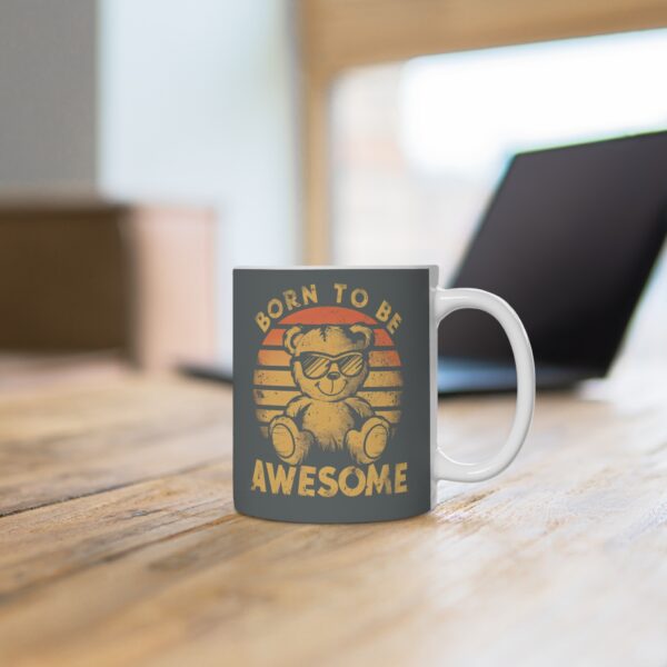 Hrnek s potiskem "Born to Be Awesome" – medvědí coolness na každý den!