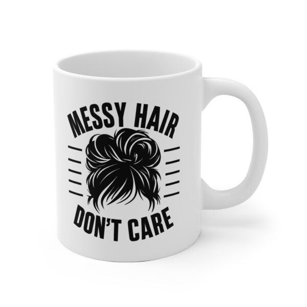 Hrnek s potiskem "Messy Hair, Don’t Care" – ranní pohoda na maximum!