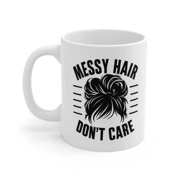 Hrnek s potiskem "Messy Hair, Don’t Care" – ranní pohoda na maximum!