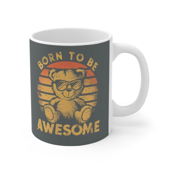 Hrnek s potiskem "Born to Be Awesome" – medvědí coolness na každý den!