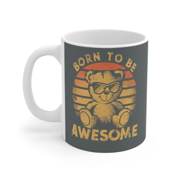 Hrnek s potiskem "Born to Be Awesome" – medvědí coolness na každý den!