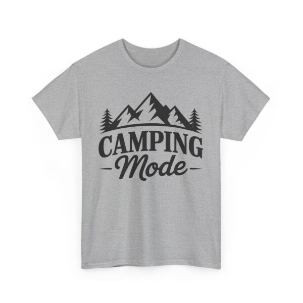 Kempovací tričko s potiskem "Camping Mode" – Přepni na dobrodružství! Unisex tričko z těžké bavlny - Image 3